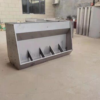 养猪设备革新 双面不锈钢食槽的高效应用